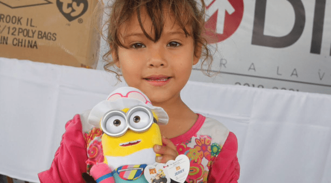 Adelanta Marsella Huerta de López regalos a niñas y niños de colonias vulnerables