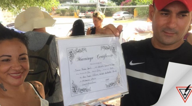 Migrantes se casan en puente nuevo internacional de Matamoros