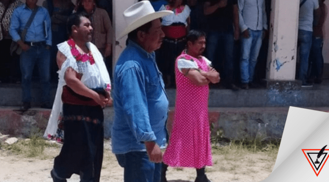 Alcalde y Síndico son vestidos de mujer por no cumplir promesas