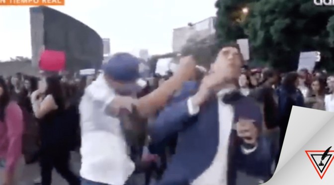 Vídeo:Golpean a reportero de ADN40 durante manifestación contra violencia de género