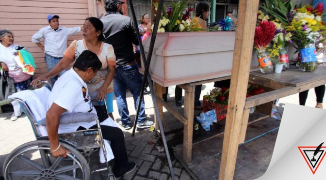 Hondureña discapacitada vela a su hijo en la calle