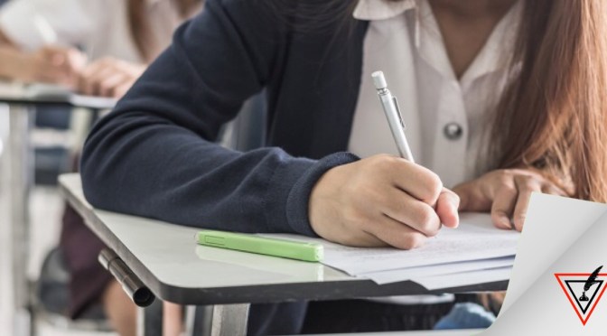 Maestro exige a alumna trans cambiar de clase