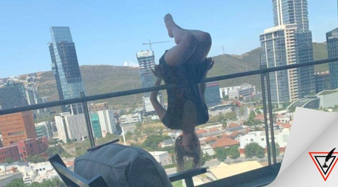 Joven practica yoga extremo y cae de balcón de edificio