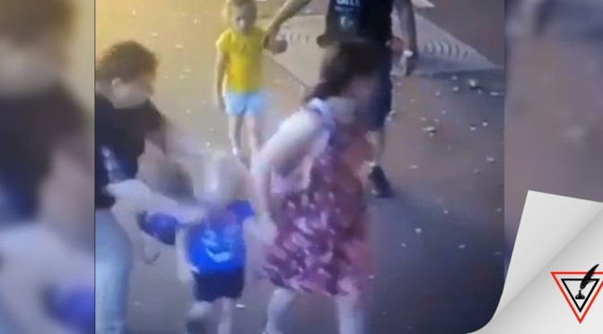 Vídeo: Mujer ataca a niño con cuchillo mientras caminaba con sus padres