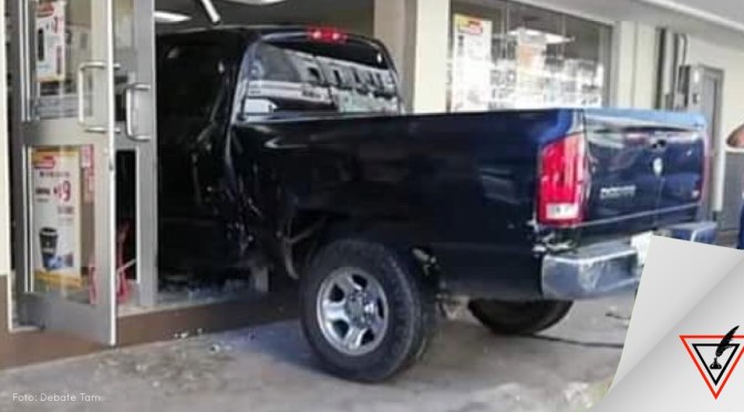Con todo y camioneta entra a un oxxo por accidente