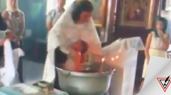Vídeo: Sacerdote sacude violentamente a bebé durante bautizo
