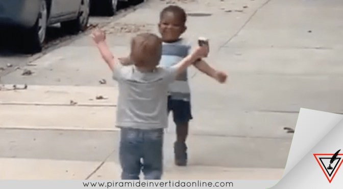 Vídeo:El abrazo de dos niños que se volvió viral y pone a reflexionar