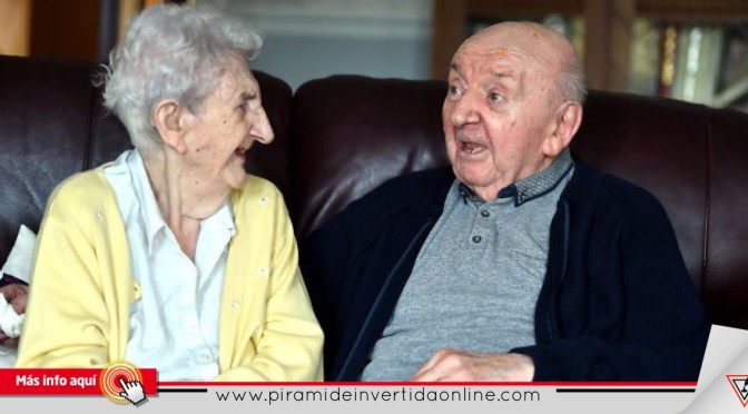 Mujer de 98 años se muda de asilo para cuidar a su hijo de 80