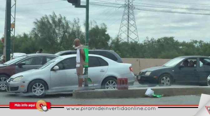 Atan desnudo a un hombre en poste de semáforo por ladrón