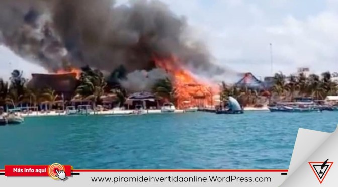 Incendio en Islas Mujeres consume al menos 10 locales en zona restaurantera