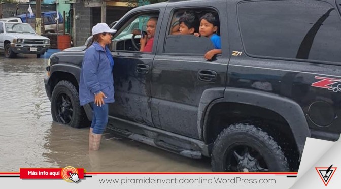 Se suma Ivett al retiro de basura que provocó inundaciones en su recorrido de campaña por la colonia Las Brisas