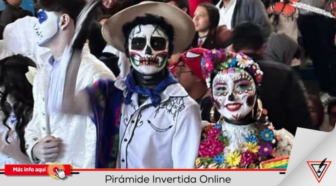 Elaboran majestuoso altar de muertos en la Preparatoria Juan José de la Garza.
