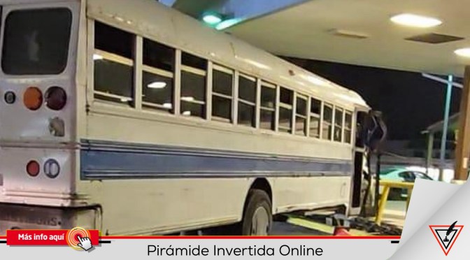 Camión de transporte público intenta cruzar a la fuerza Puente Viejo en Matamoros