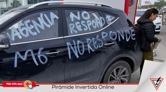 Mujer inicia huelga frente a agencia MG Reynosa por problemas graves con su camioneta