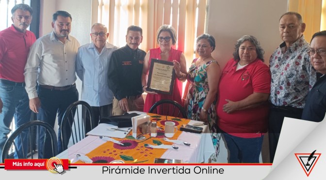 Delegados Sindicales de Matamoros reconocen la trayectoria de la maestra María de Jesús Lara Tijerina.